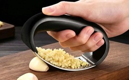 Vì sao nên đập dập tỏi rồi để khoảng 10 phút mới đem nấu? Nhiều người ước biết sớm hơn