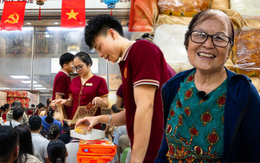 Chờ 1 tiếng mua bánh Trung thu Bảo Phương, bà cụ lại quay về xếp hàng tiếp vì “sáng mua 10 hộp vẫn thiếu”