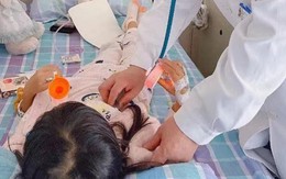 Bé gái 3 tuổi vô tình nuốt kẹo cao su, người bà nhanh chóng làm 1 động tác "cấp cứu": Bác sĩ nghe xong hết lời khen