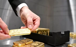 Giá vàng thế giới tăng, sức ép lớn từ USD
