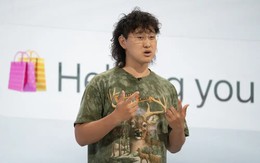 Mặc áo 30 USD, đi Crocs 60 USD đứng cạnh Mark Zuckerberg: Tỷ phú AI 29 tuổi và câu chuyện 'chiếc áo không làm nên thầy tu'