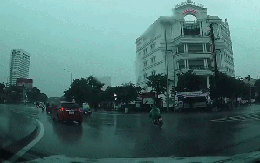 Tia sét tóe lửa đánh trúng người phụ nữ đi xe máy ở Nghệ An: Tình trạng nạn nhân