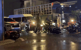 Ôtô tông liên hoàn dưới trời mưa lớn khiến xe máy ngã la liệt, một người tử vong