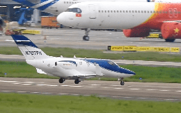 Một máy bay thương gia “tí hon” dài 13 mét, chỉ chở được 6 người nhưng tốc độ 800 km/h vừa hạ cánh tại Tân Sơn Nhất