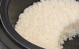 Tranh cãi về chuyện xới cơm