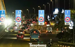 Cảnh cầu Nhật Tân ùn ứ trước giờ áp dụng quy định giữ khoảng cách