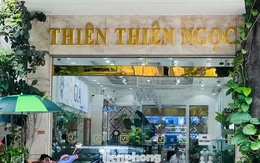 Tiệm kim cương mở cửa, khách bán chờ cả năm mới được nhận tiền