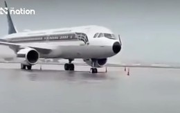 Sân bay Bangkok ngập lụt nghiêm trọng, máy bay như hạ cánh xuống sông: Khách du lịch Thái Lan thời gian này cần chú ý