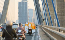 Hình ảnh cầu Nhật Tân sau khi tháo loạt biển báo khoảng cách vừa lắp
