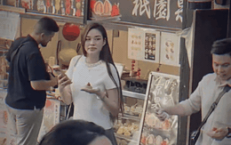 Viết Vương và Đỗ Hà lọt vào ống kính team qua đường, vài giây nói lên tình hình hôn nhân