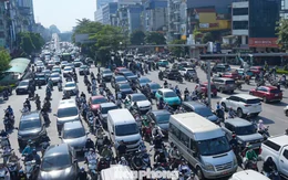 Hà Nội sáng đầu tiên sau nghỉ lễ: 'Đi hơn một tiếng vẫn chưa qua được nút giao'