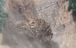 Video: Núi sạt lở như 'thác đổ' dù trời không mưa