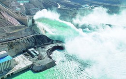 Đập thuỷ điện cao bằng toà nhà 80 tầng, công suất 750.000 kW hoàn thành, sản xuất gần 1,9 tỷ kWh điện/năm, xác
lập một kỷ lục thế giới