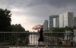 Buồn của người lao động tại nền kinh tế số 2 thế giới: 9 năm kinh nghiệm vẫn lo AI thay thế, nhân viên văn phòng tính chuyển lao động chân tay