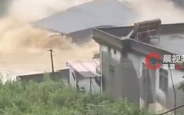 Trung Quốc vẫn lũ lụt: Khoảnh khắc ngôi nhà 3 tầng bị cuốn trôi trong vài giây vì bão Saudel