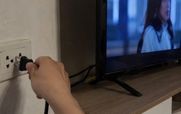 Lời khuyên cho những gia đình hay tắt tivi bằng cách rút phích cắm