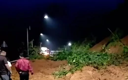 Mưa lớn, đất đá tràn xuống con dốc trên tuyến đường huyết mạch ở Đồng Nai