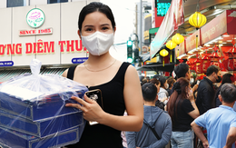 Cảnh tượng đông nghẹt tại một tiệm bánh trung thu nổi tiếng ở TP.HCM: Chờ gần 2 tiếng, xếp hàng lại 3-4 lần mới mua đủ số lượng