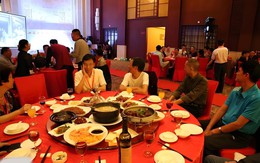 Họp lớp, 5 người thu nhập hơn 3 tỷ đồng/năm ngồi riêng một bàn, lớp trưởng hỏi "Các ông chủ bao cả nhóm nhé?" thì không ai lên tiếng