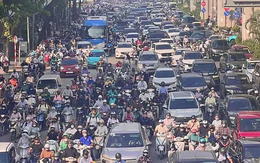 Kẹt cứng nhiều tuyến phố Hà Nội ngày đầu học sinh đến trường sau khai giảng