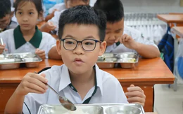 'Soi' bữa ăn bán trú đầu tiên của học sinh TPHCM sau sáp nhập trường lớp