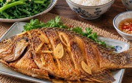 Cá chiên đừng vội cho vào chảo: Làm đúng một bước này, miếng cá vàng giòn mà không bị khô
