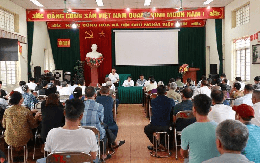 Người dân một xã ở Hà Nội đến nhà văn hóa nghe thông tin bồi thường, hỗ trợ, tái định cư với đất nằm trong phạm vi thu hồi làm dự án nhà ở xã hội