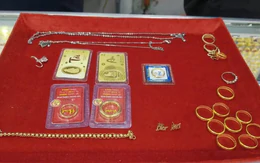 Nhặt được nữ trang vàng từ thùng rác, cụ bà giao nộp công an