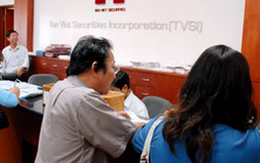 VN-Index "tăng một mạch" lên 322 điểm, giao dịch lập kỷ lục mới