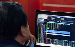 Tiền đồng mất giá không đáng ngại bằng VN-Index sụt giảm 