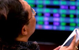 10h: VN-Index tăng hơn 7 điểm, cổ phiếu chứng khoán "hồi sinh"