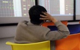 Hai sàn tăng giảm trái chiều, VN-Index "được" BVH "cứu"