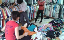 Bất chấp quần áo nhặt từ bãi rác, hàng "second-hand" siêu rẻ vẫn hút khách