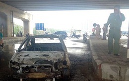 Xe Toyota bất ngờ bốc cháy trơ khung tại ngã ba Pháp Vân