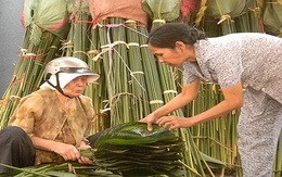 Chợ lá dong mở sớm, đắt hàng