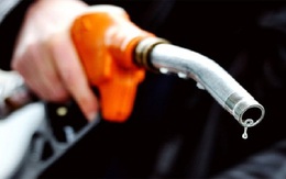Phát hiện 3 doanh nghiệp xăng dầu tăng giá bán vượt trần