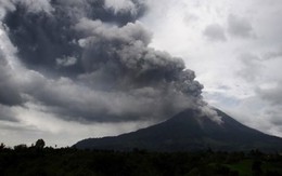 Núi lửa Sinabung ở Indonesia lại phun trào, 5.500 người sơ tán