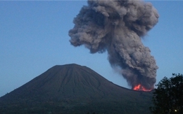 Hàng nghìn người Indonesia phải di tản do núi lửa