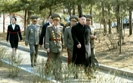 Em gái ông Kim Jong-Un lần đầu xuất hiện công khai