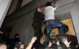 Biểu tình, đe dọa tấn công tòa nhà quốc hội Ukraine