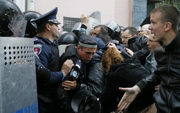 3.000 người tấn công trụ sở cảnh sát Odessa, Ukraine