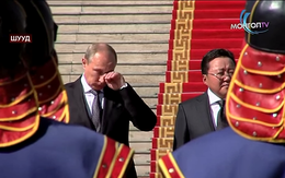 Hình ảnh ông Putin rơi lệ khi nghe quốc ca Nga gây xôn xao