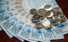 Đồng ruble Nga lại "phá đáy"