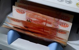 Dân Belarus đổ xô đi mua ngoại tệ vì đồng ruble Nga mất giá