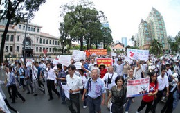 Người dân tuần hành phản đối Trung Quốc xâm phạm chủ quyền của Việt Nam