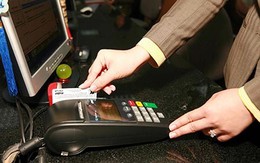 Nhiều cửa hàng vẫn cố thu phí khách thanh toán bằng thẻ