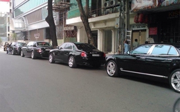 3 chiếc Rolls-Royce Phantom rồng xếp hàng trên phố Sài Gòn 