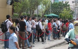 Cả trăm người đội nắng trưa, xếp hàng chờ mua cốc cà phê Starbucks