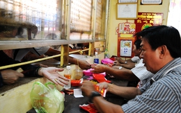 Bình Dương: Xếp hàng dài ở chùa Bà Thiên Hậu mua bao lì xì tiền triệu cầu may