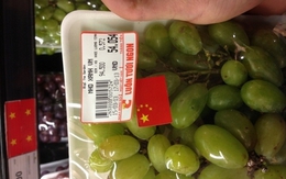 Nho Big C dán cờ Trung Quốc mua tại chợ Long Biên